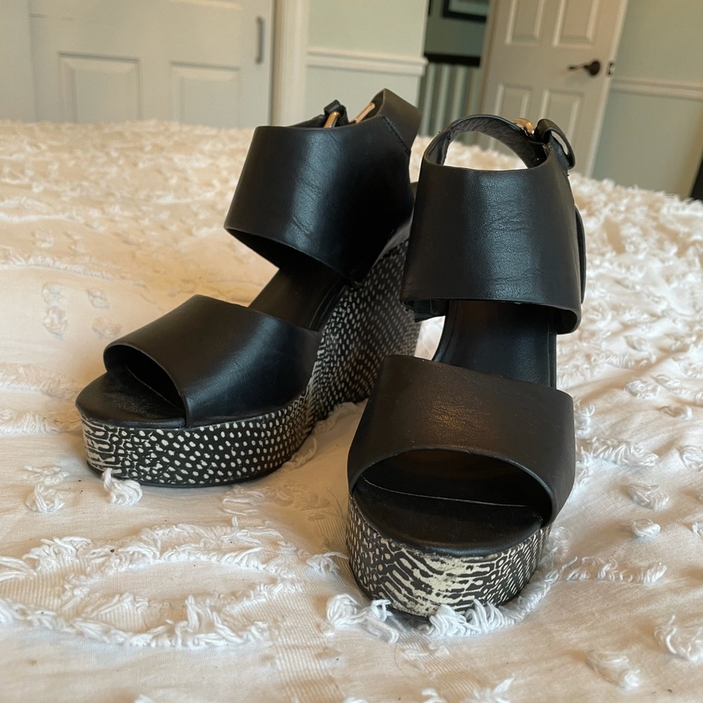 Mossimo snake print wedges black white 8.5 8 1/2